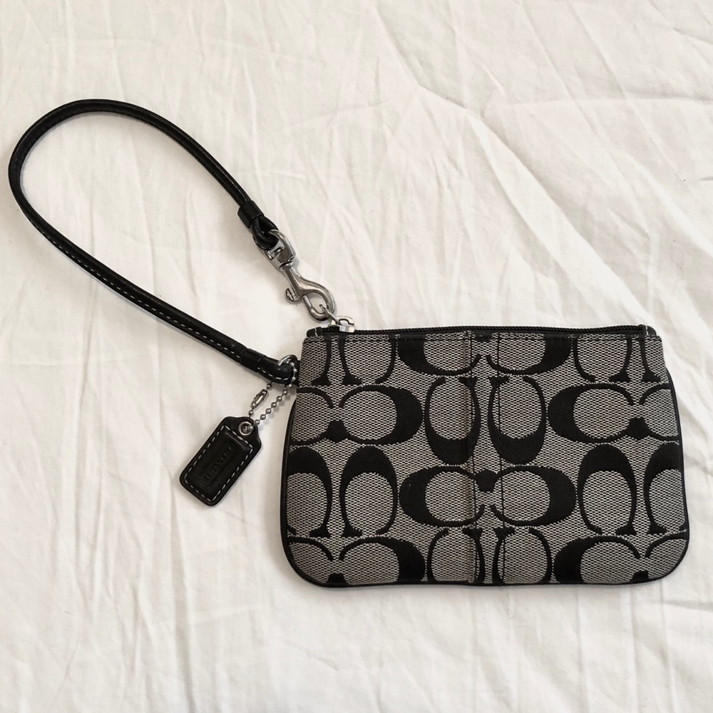 🌟Coach signature wristlet black